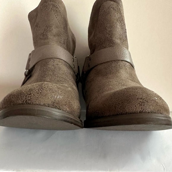 NOT RATED FINCH BOHO RODEO DISTRESSED SLOUCHY HARNESS ANKLE BOOTIE IN TAUPE Sz10 - Picture 10 of 14